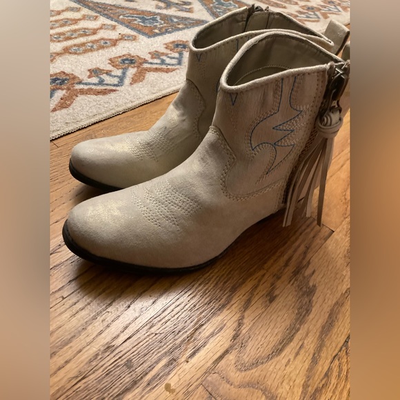 Big Buddha Light Gray Suede Western Ankle Booties with Fringe - Picture 2 of 9